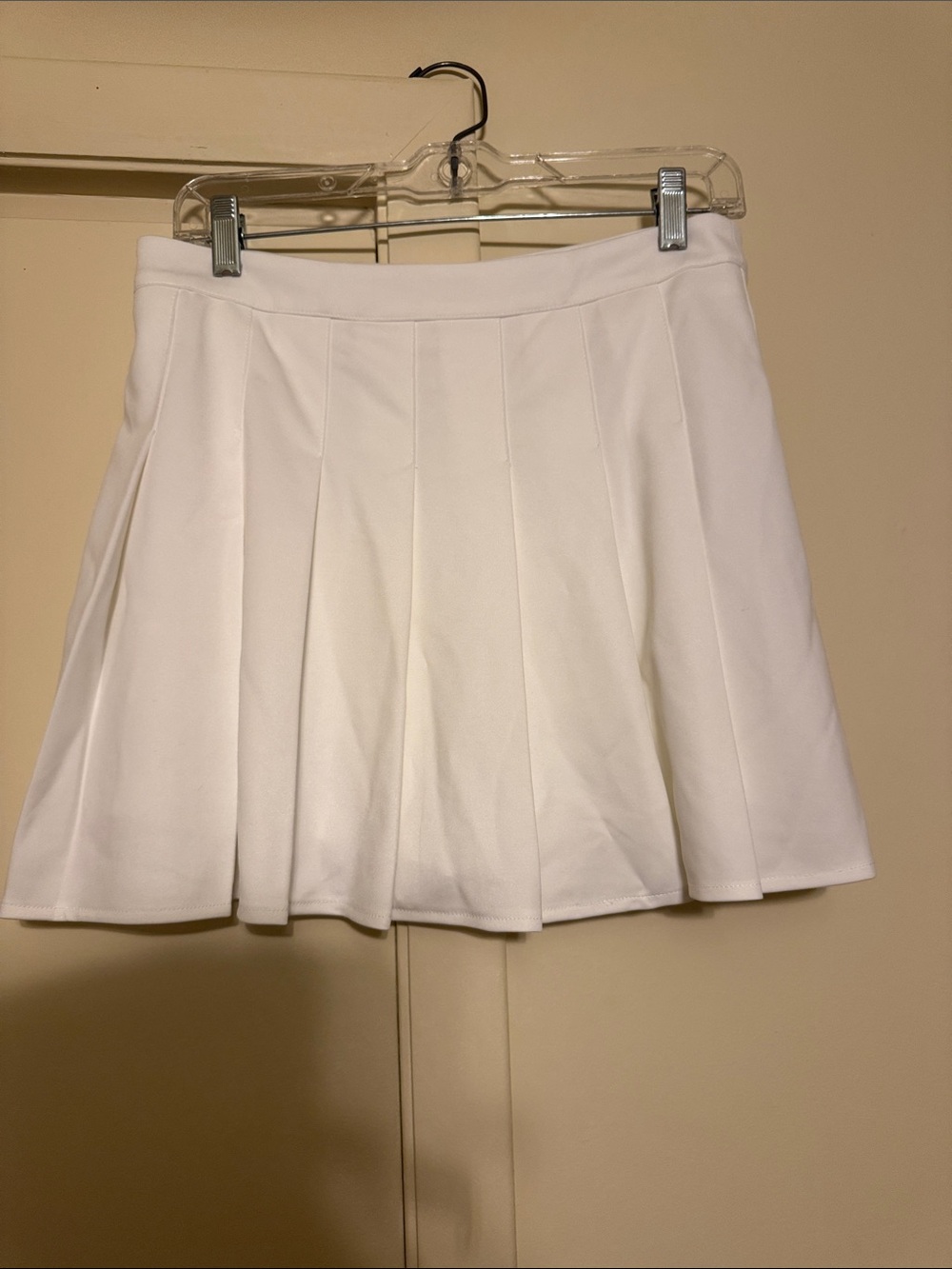 Women’s White Pleated Athletic Skort with Flared Silhouette